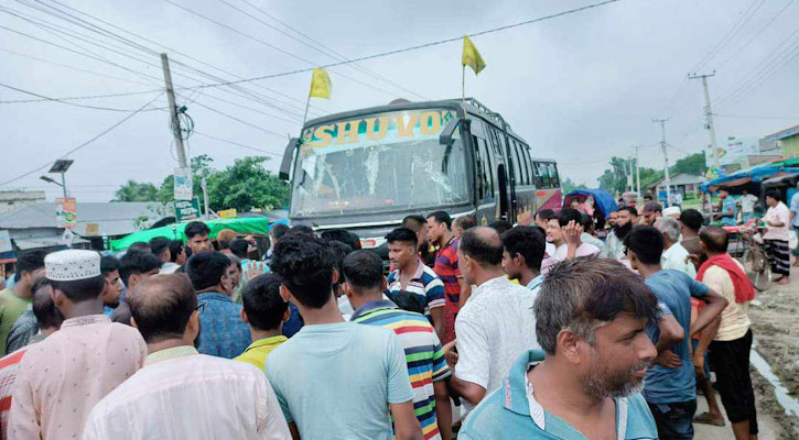 বগুড়ায় দাঁড়িয়ে থাকা ভ্যানে বাসের ধাক্কা, চালক নিহত